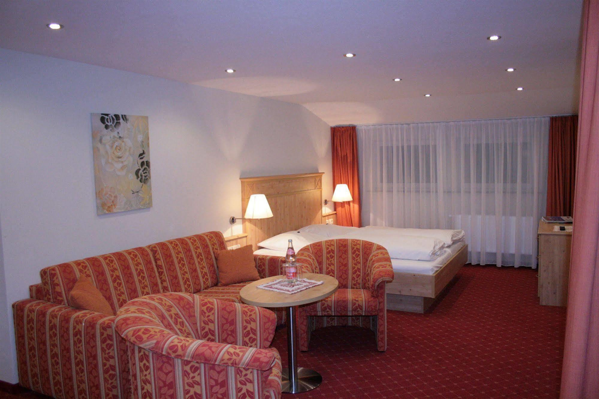 Hotel Waldeck Mit Restaurant "Florian'S" เฟลด์แบร์ก ภายนอก รูปภาพ